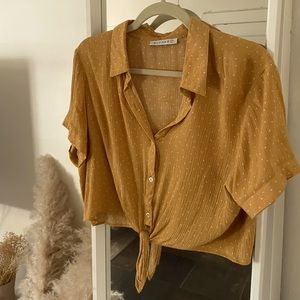 Cute cropped yellow polka dot button down